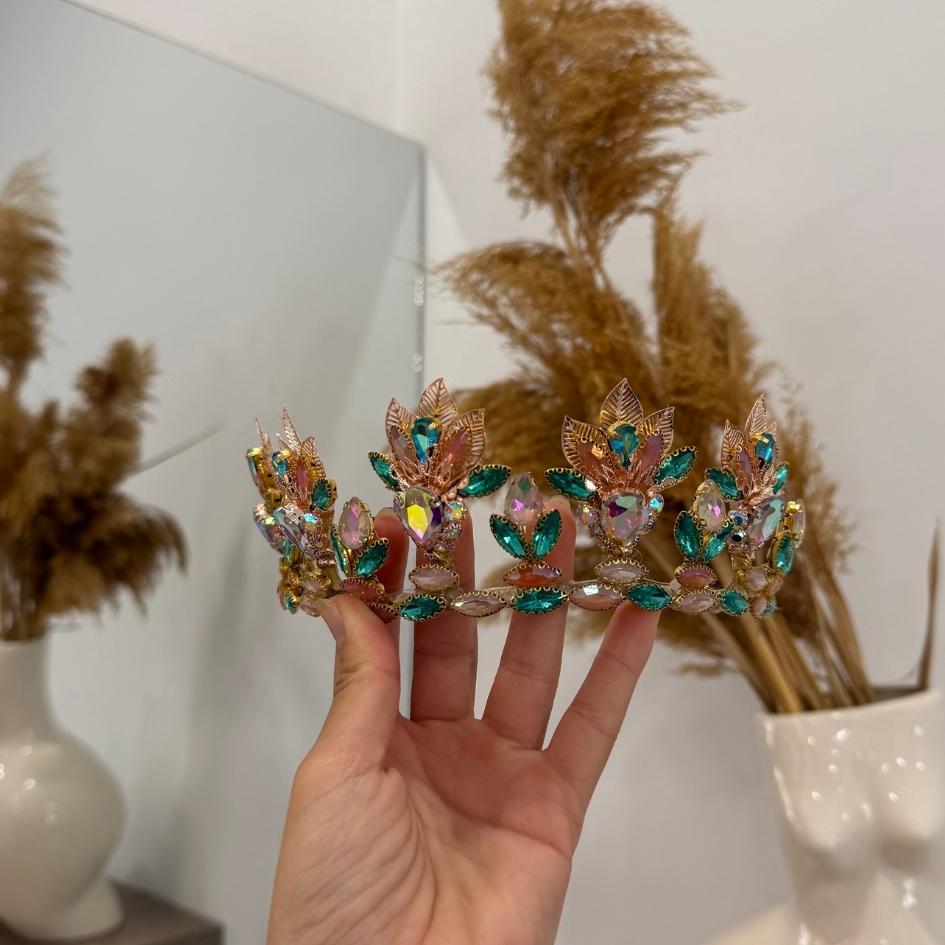 Couronne de Reine en Cristaux Multicolores – Bijou de Tête Luxueux