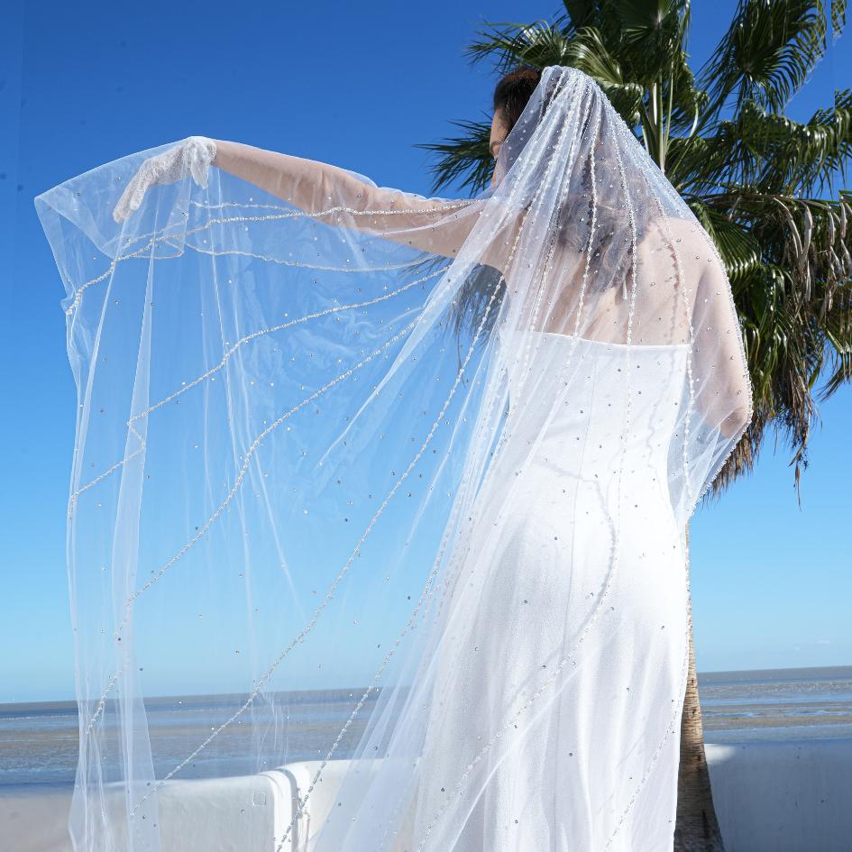 Voile de mariée délicatement orné de perles scintillantes