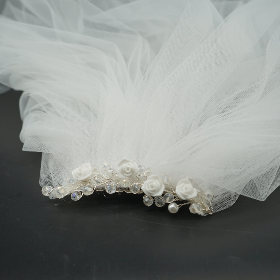 Voile de mariée court en tulle avec finition perles délicates