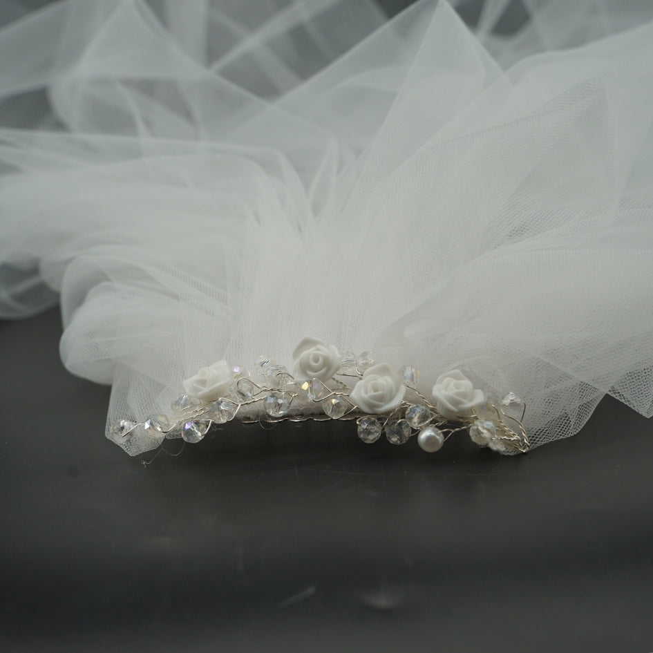 Voile de mariée court en tulle avec finition perles délicates