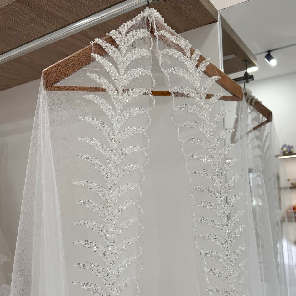Voile de mariée long en dentelle perlée – Élégance & raffinement