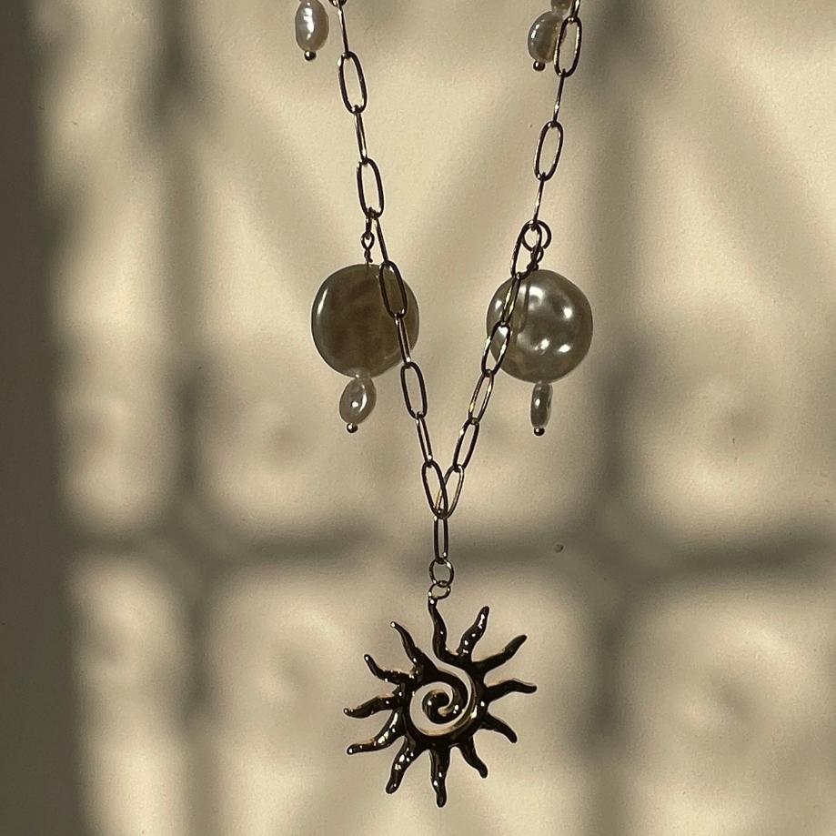 Collier artisanal soleil doré et perles en nacre blanche