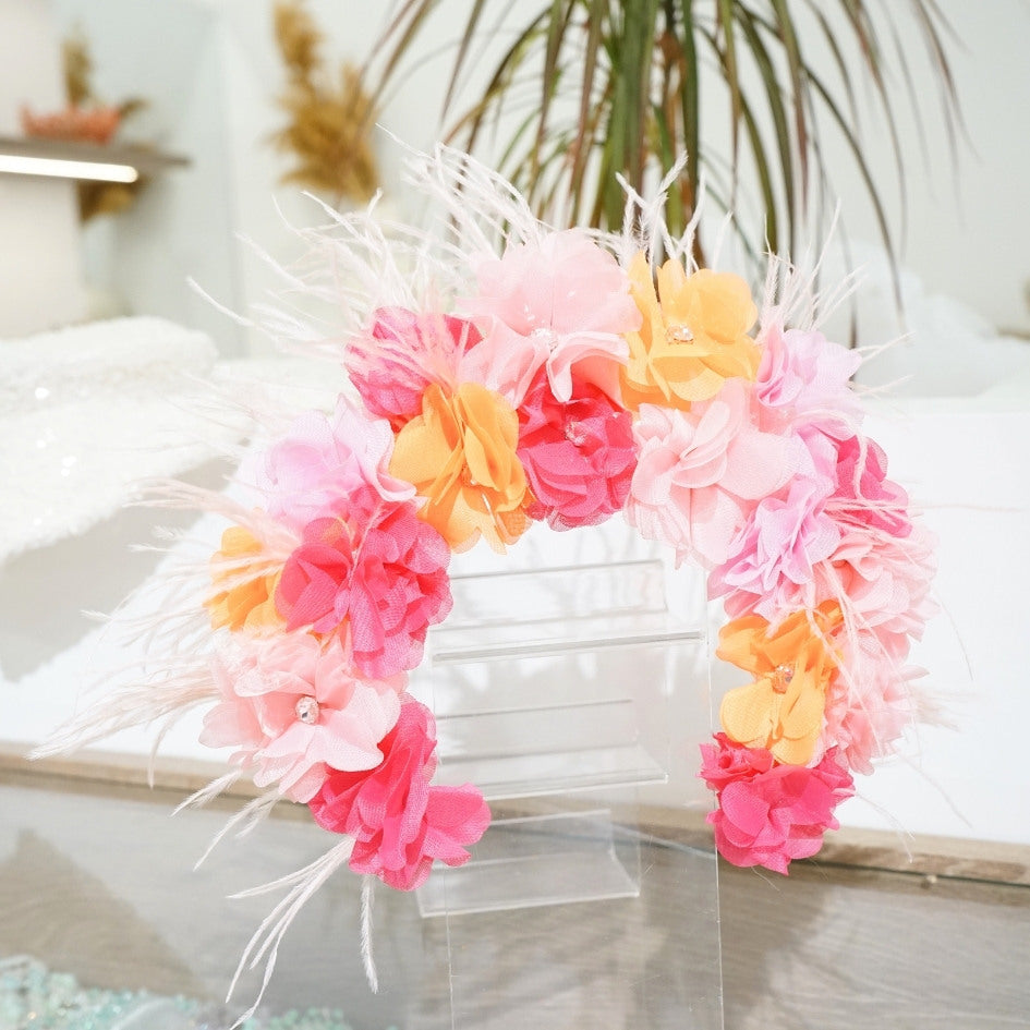 Bandeau floral en tissu avec détails roses, oranges et plumes