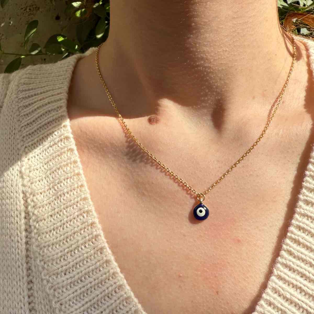 Collier doré aiyn l'élégance irrésistible à porter