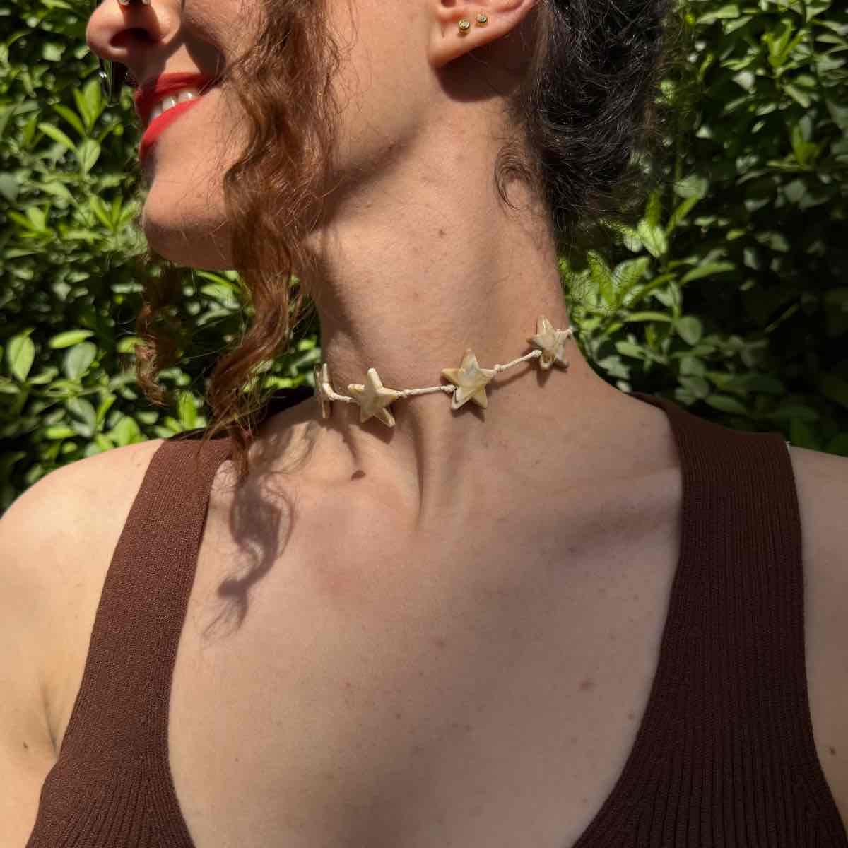collier étoilé exclusif en blanc et beige pour un look irrésistible