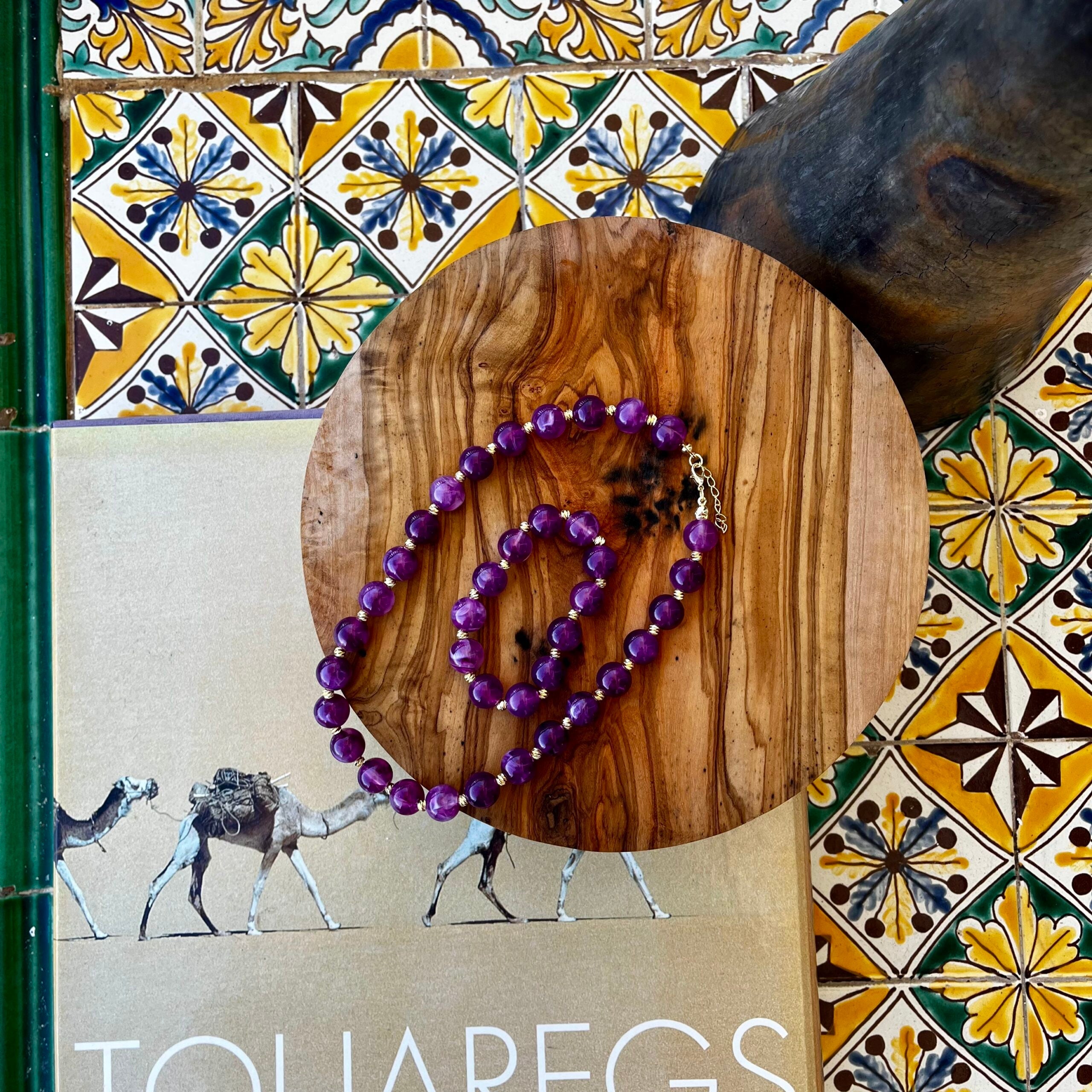 Collier violet en pierre naturelle pour un style unique et raffiné