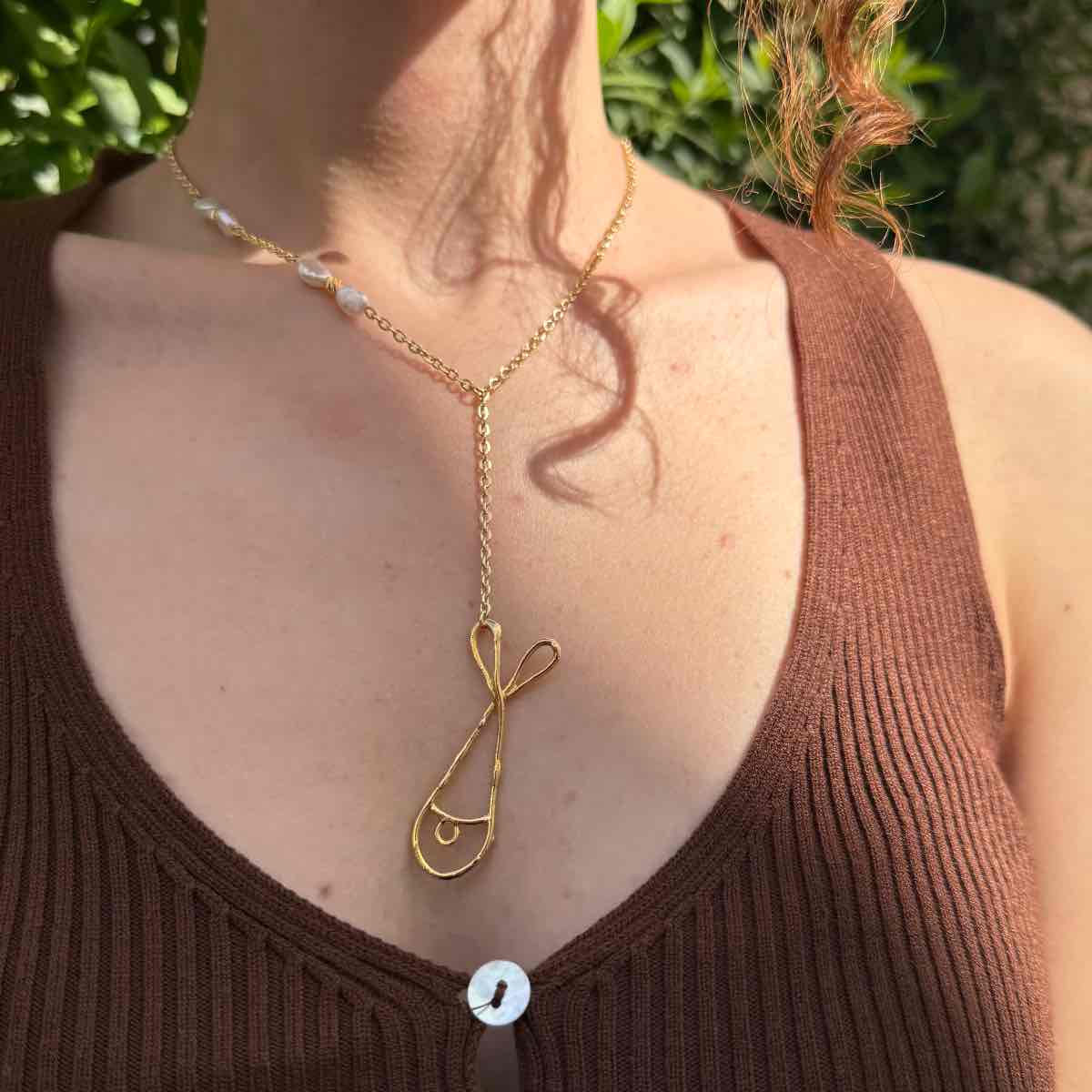 Collier poisson doré avec perles pour un look méditerranéen élégant