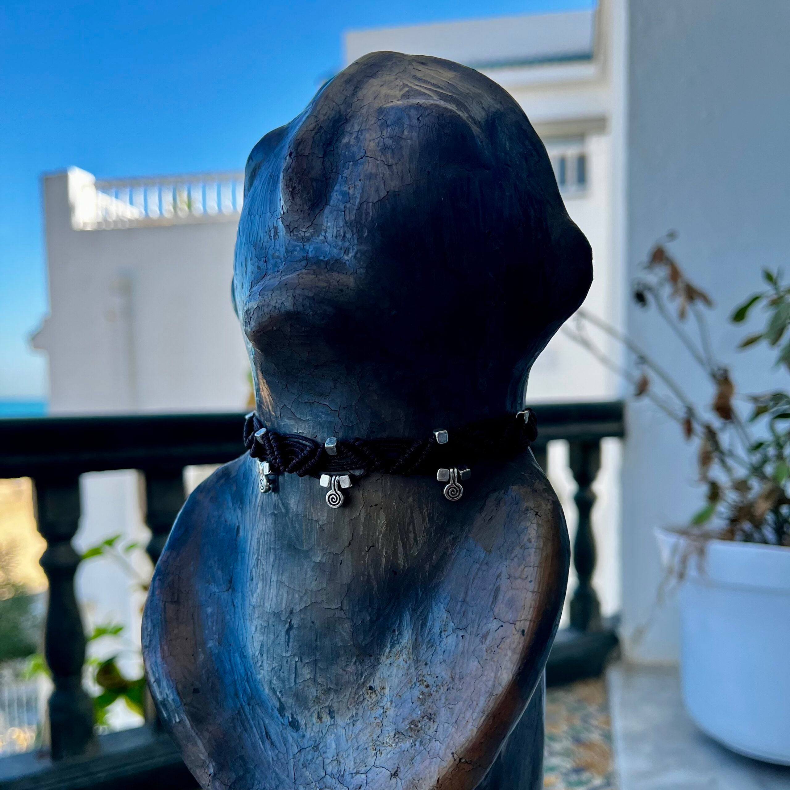 Collier macramé marron élégant avec charms argentés exclusifs