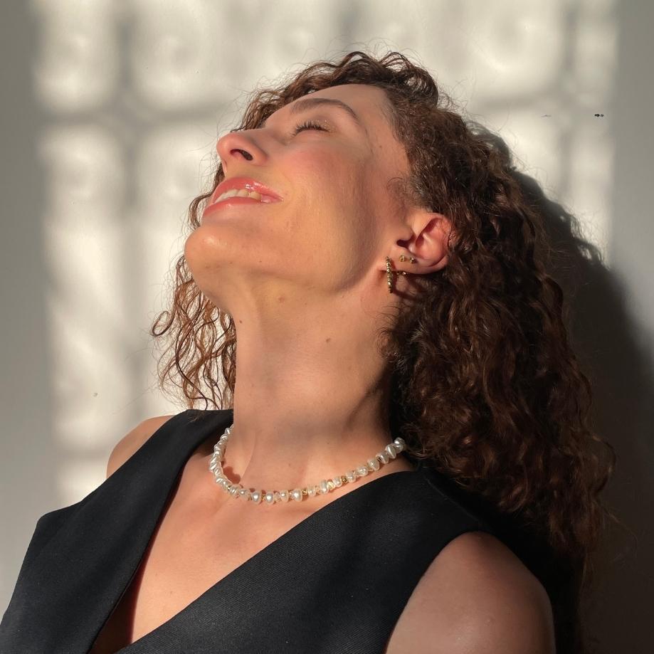 collier perles blanches chic et élégant pour toutes occasions