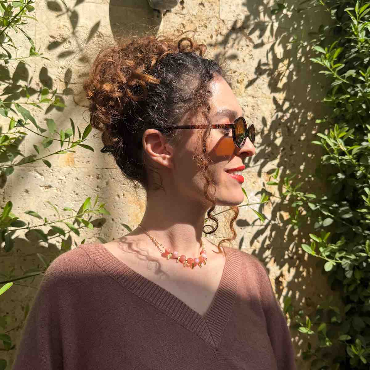 Collier rose élégant en pierre naturelle et charmes dorés