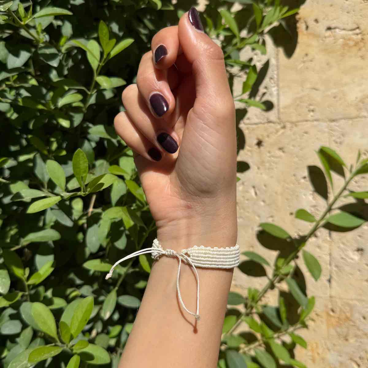 Bracelet macramé blanc et doré fait main pour un style unique