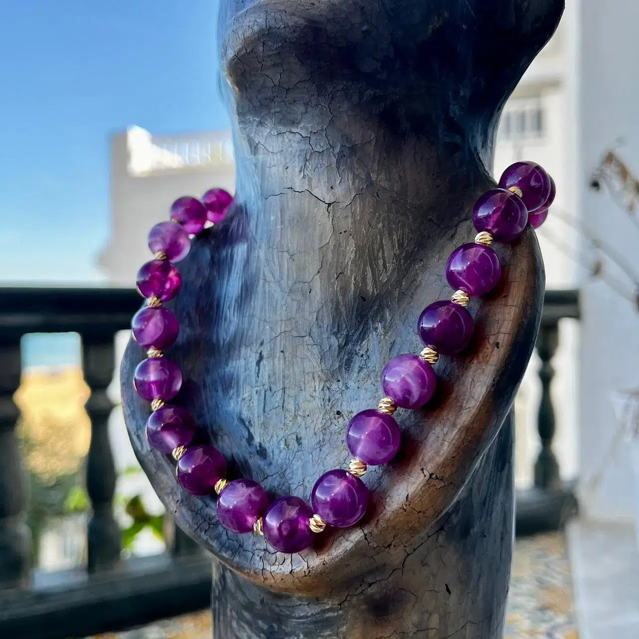 Collier violet en pierre naturelle pour un style unique et raffiné