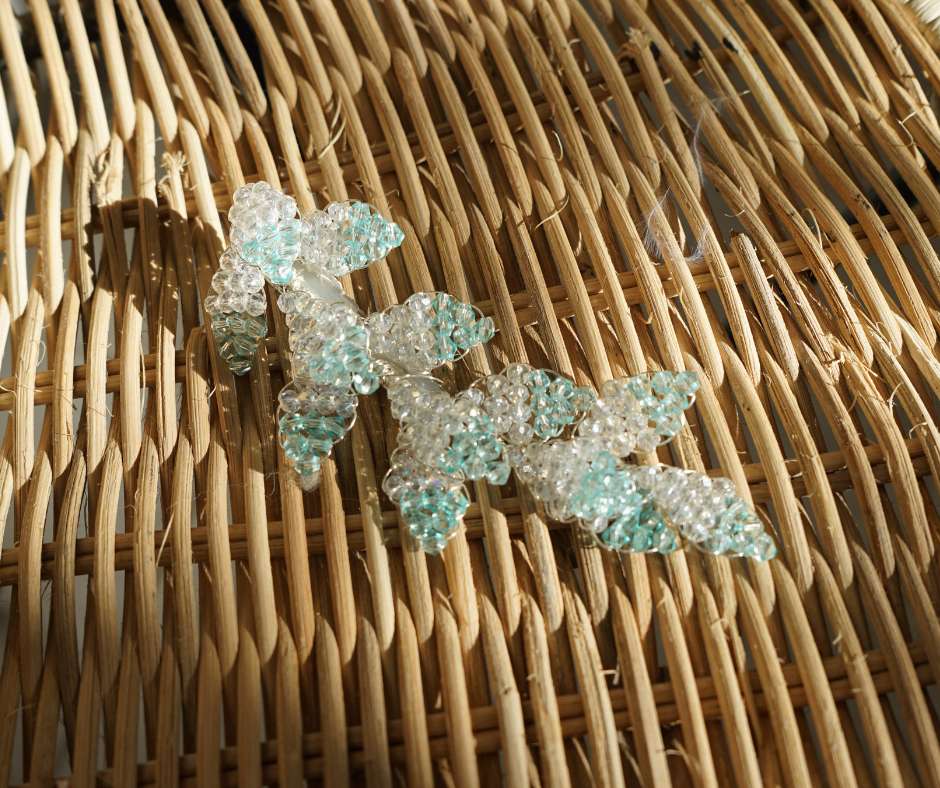 Broche bleu et blanche modèle losange