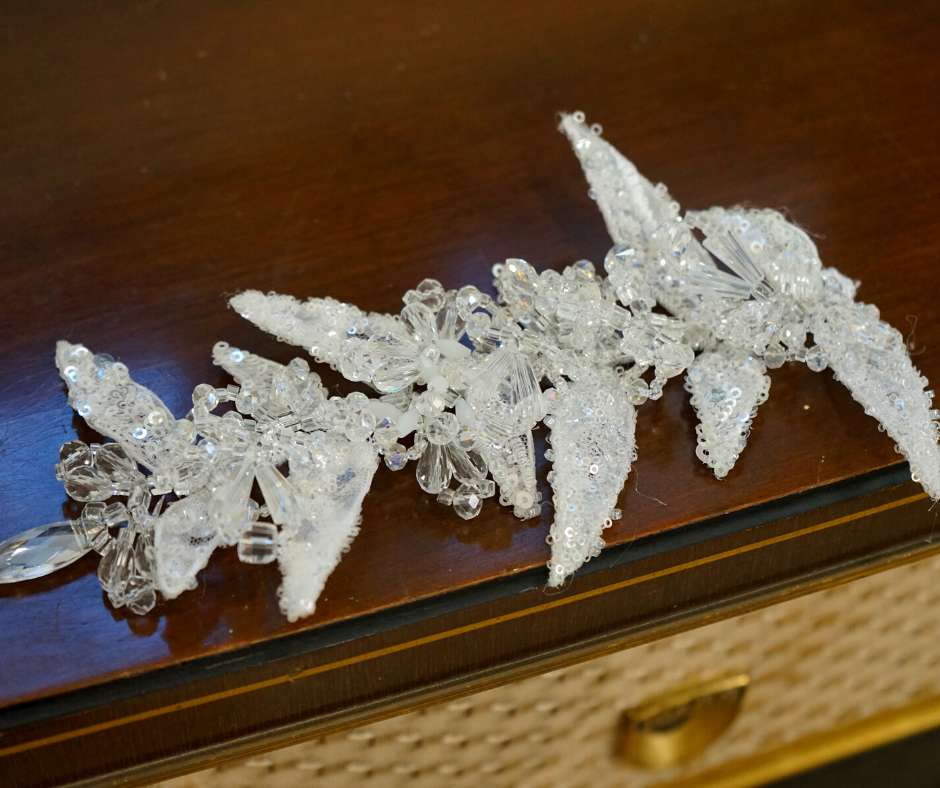 Broche Blanche, modèle florale