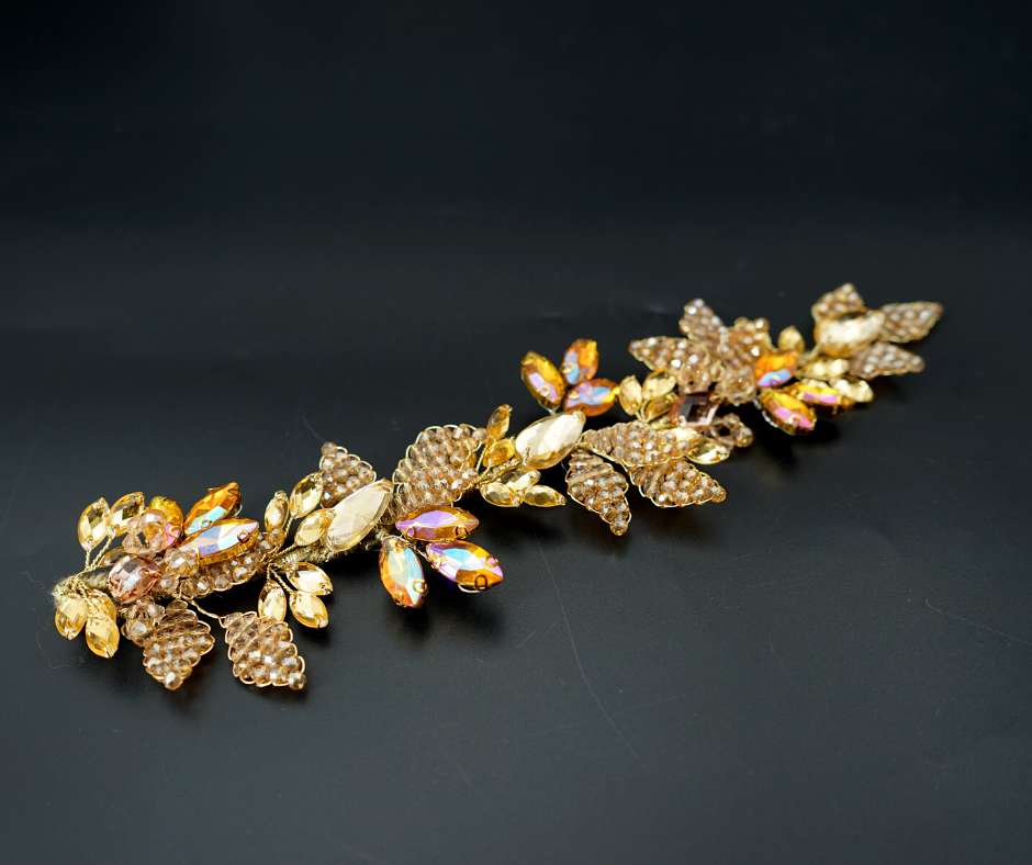 Broche dorée, modèle losange