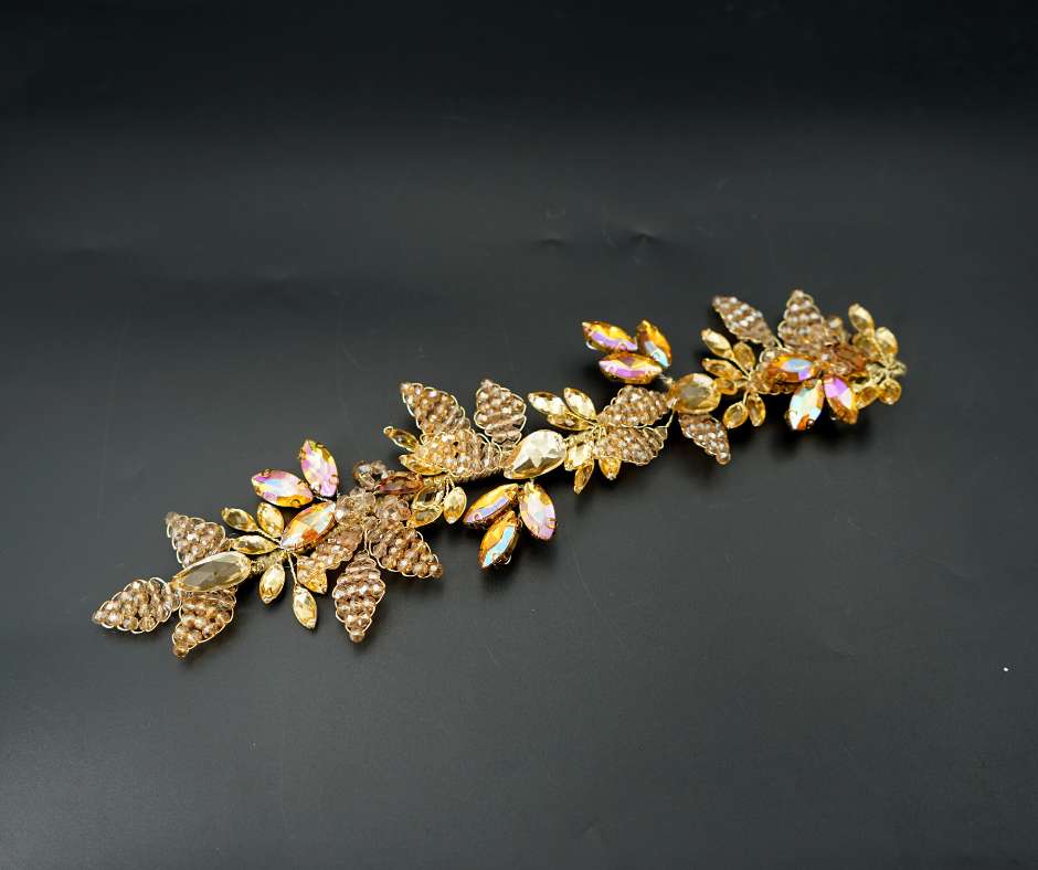 Broche dorée, modèle losange