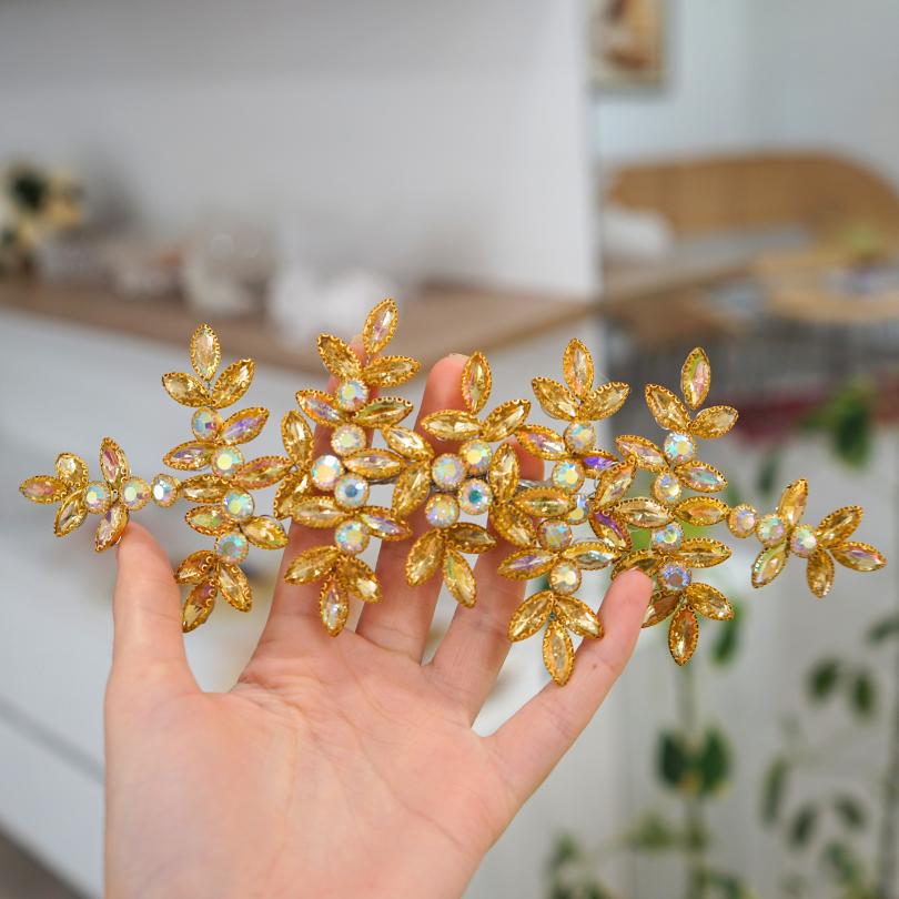Broche dorée, modèle plante