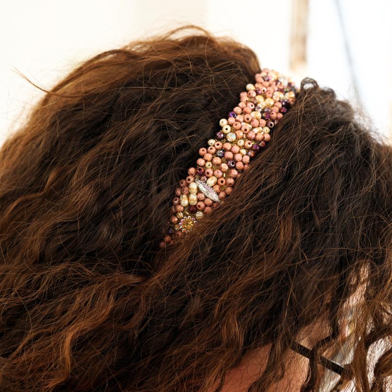 Bandeau cheveux de mariage couleur beige avec des perles et Diamonds