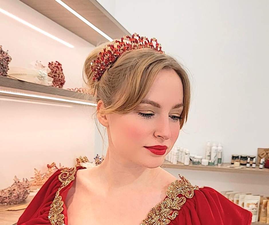 Couronne mariée rouge et d'orée. modèle Reine