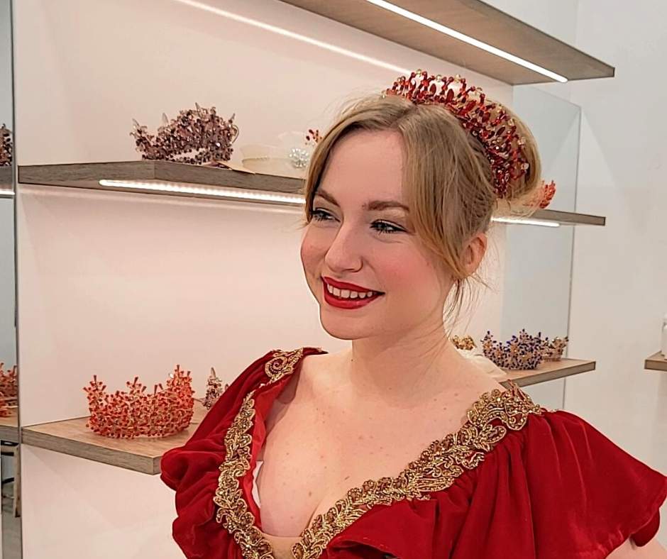 Couronne mariée rouge et d'orée. modèle Reine