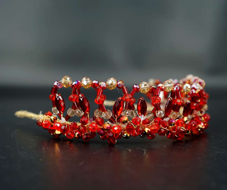 Couronne mariée rouge et d'orée. modèle Reine