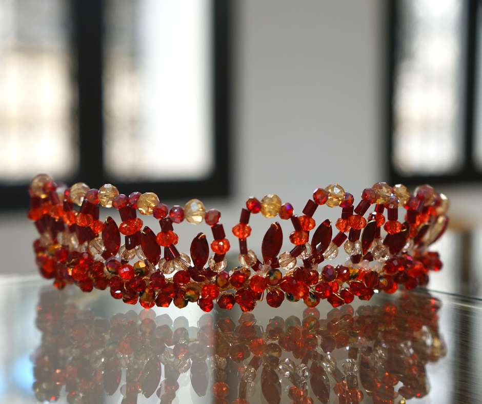 Couronne mariée rouge et d'orée. modèle Reine