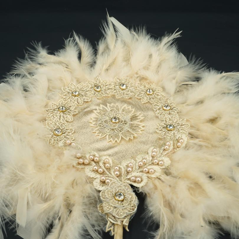 Éventail en plumes de mariée couleur beige