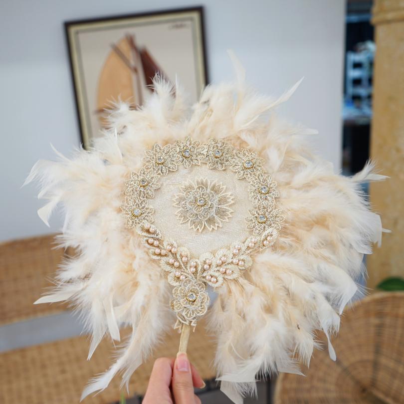 Éventail en plumes de mariée couleur beige
