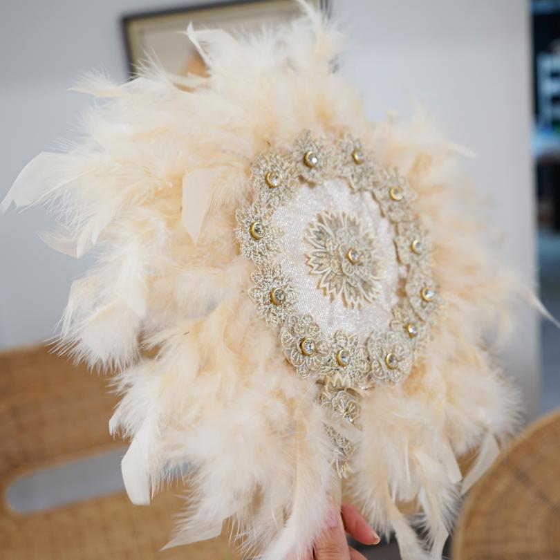 Éventail en plumes de mariée couleur beige