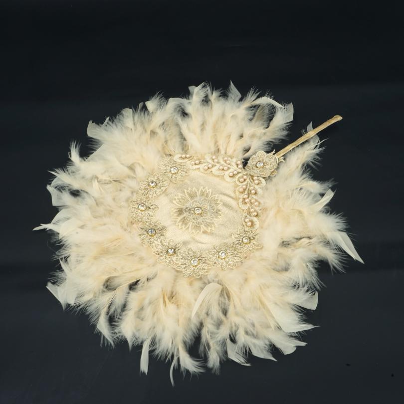 Éventail en plumes de mariée couleur beige