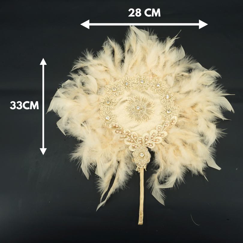 Éventail en plumes de mariée couleur beige