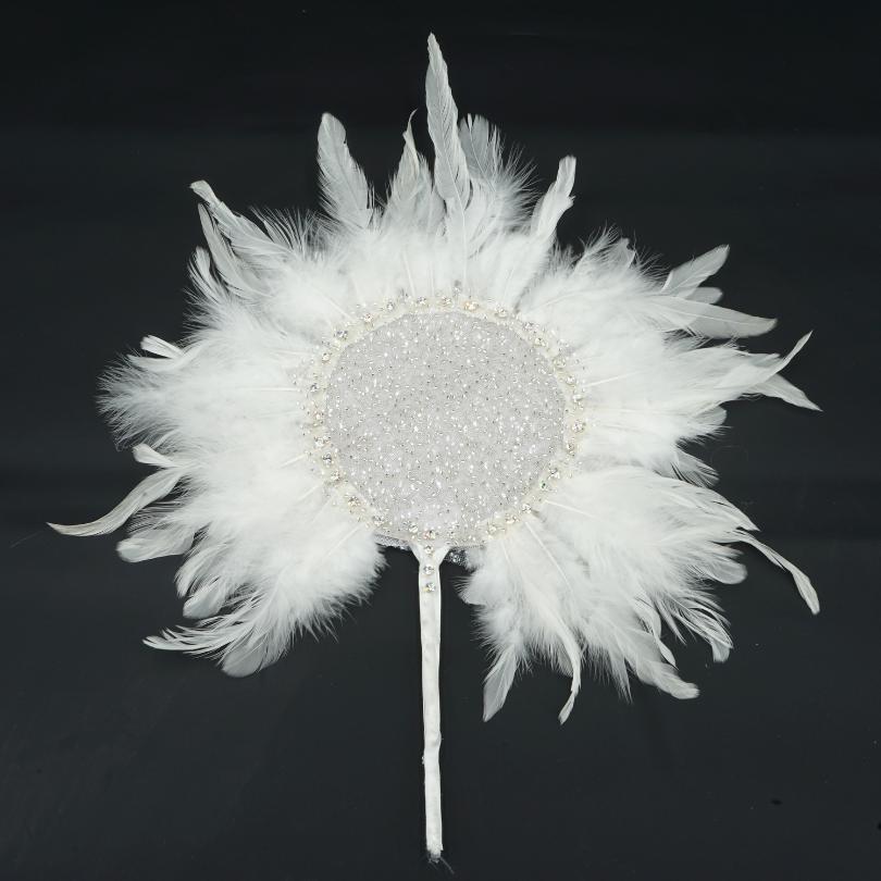 Éventail de plumes de mariée couleur blanc avec diamant