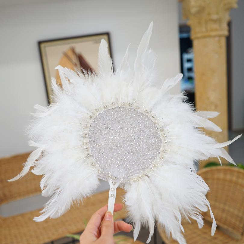 Éventail de plumes de mariée couleur blanc avec diamant