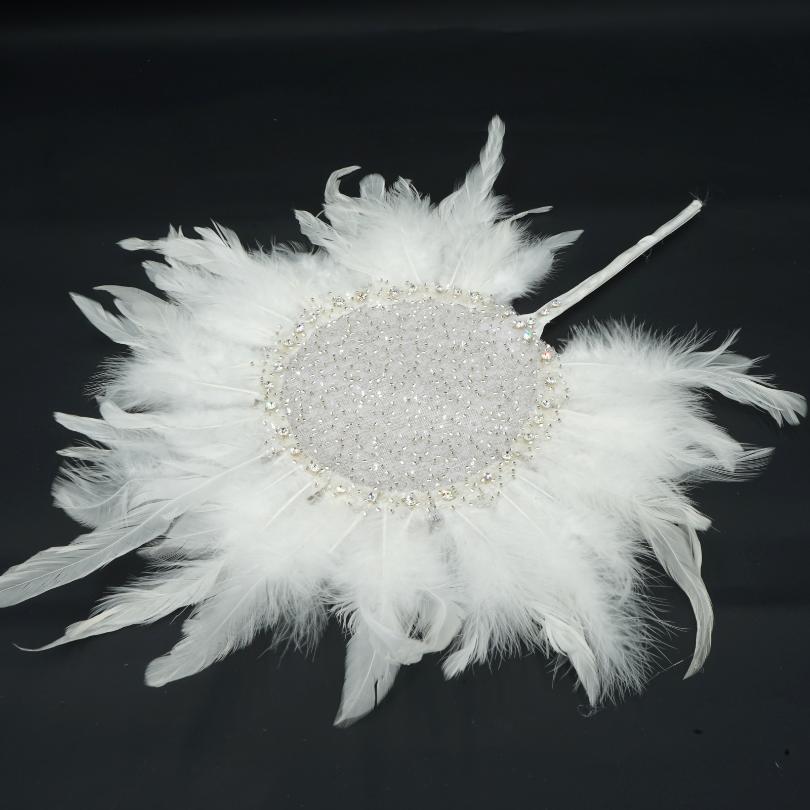 Éventail de plumes de mariée couleur blanc avec diamant