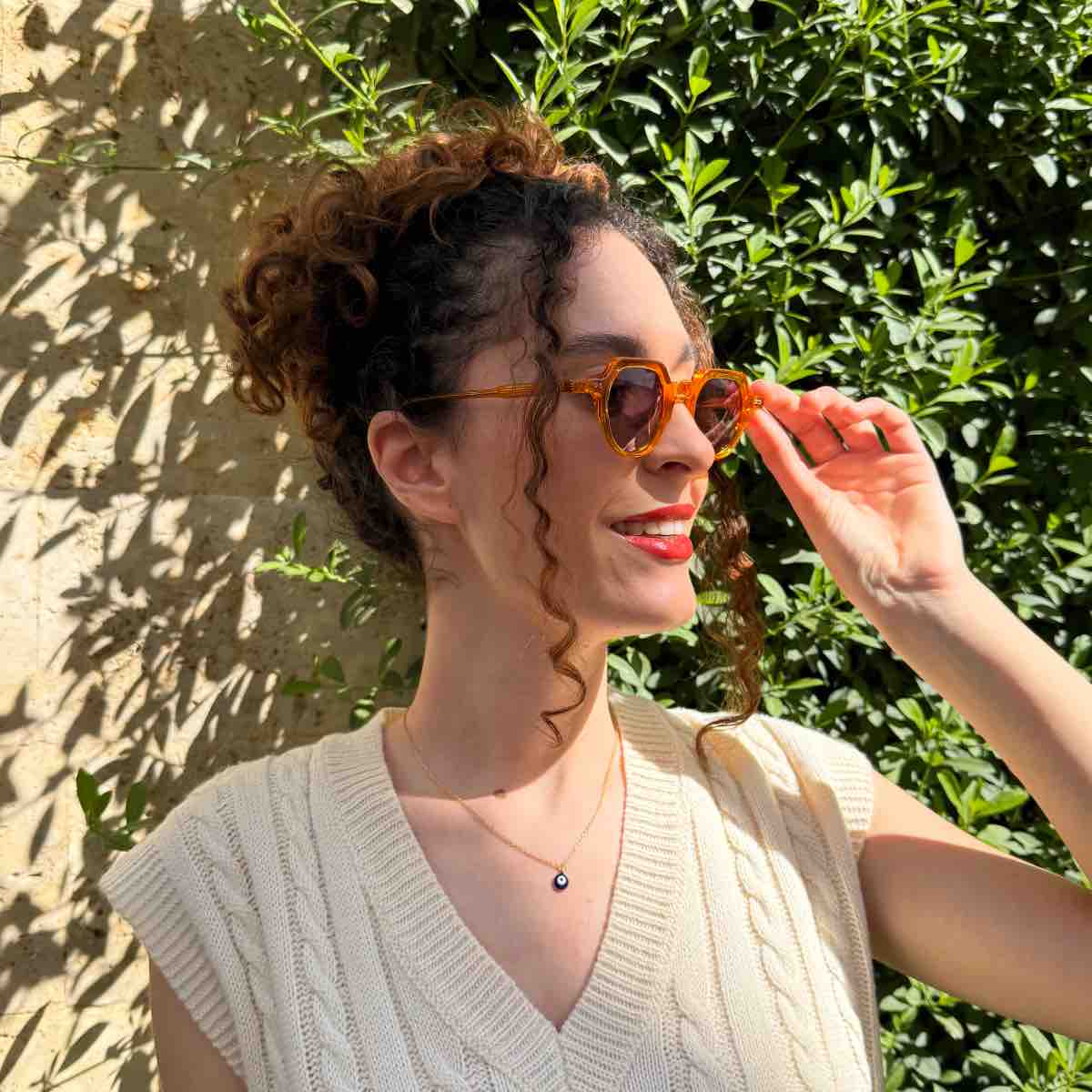 Collier doré aiyn l'élégance irrésistible à porter