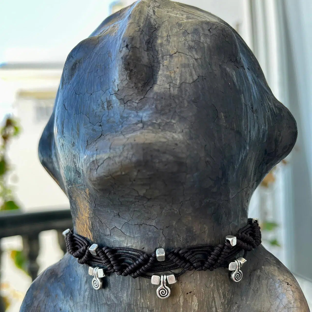 Collier macramé marron élégant avec charms argentés exclusifs