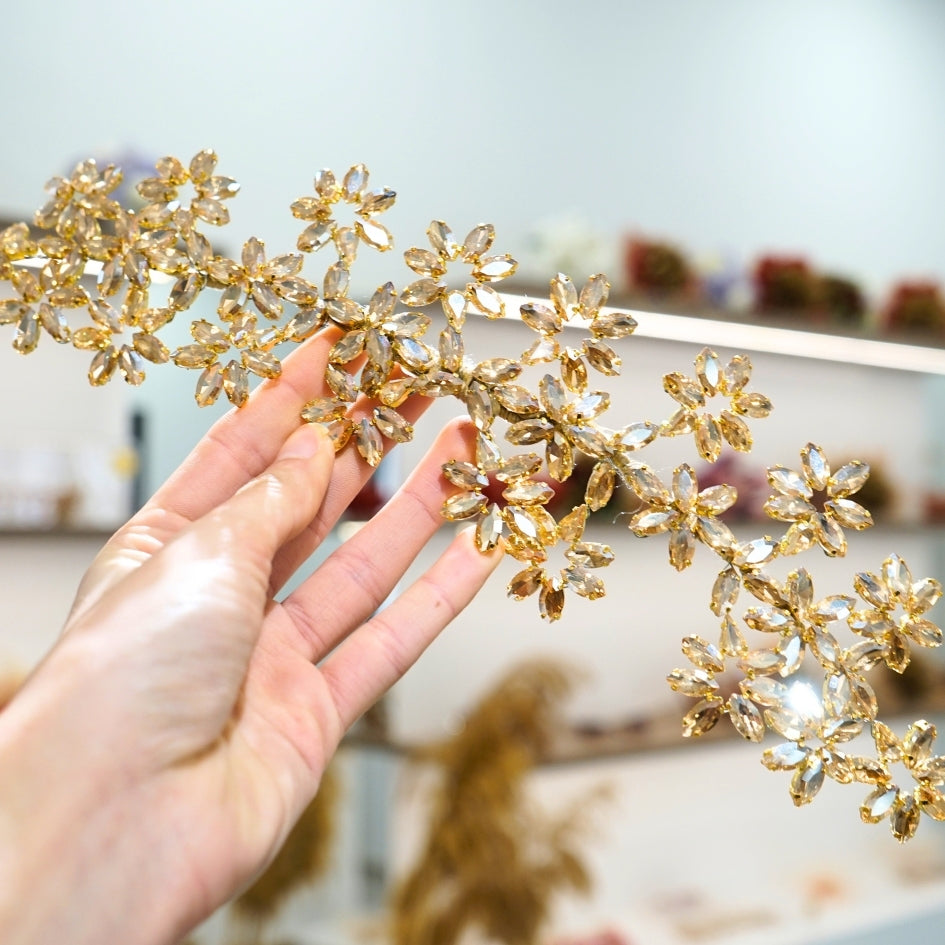 Accessoire de mariée floral en strass dorés et brillants