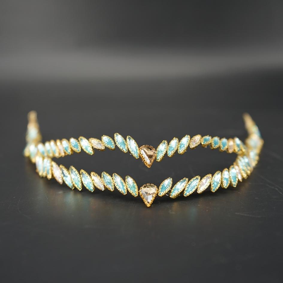 Broche de Mariage Dorée Style V en Cristaux Irisés Artisanale