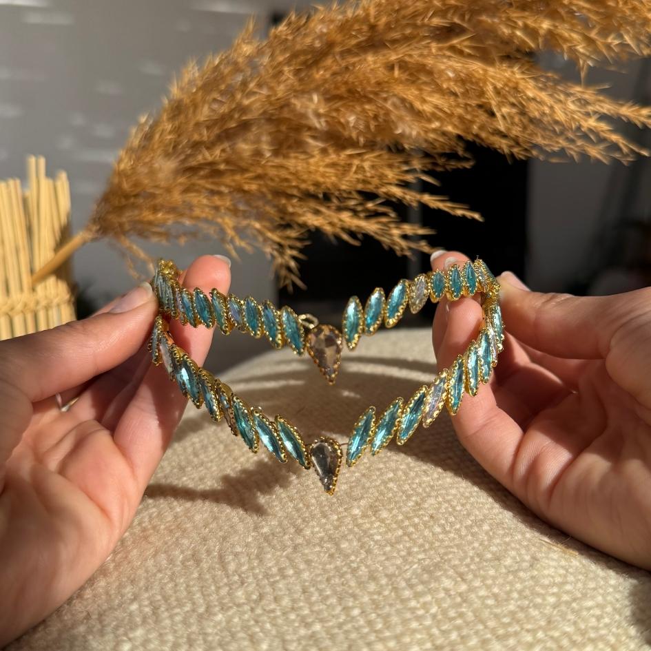 Broche de Mariage Dorée Style V en Cristaux Irisés Artisanale