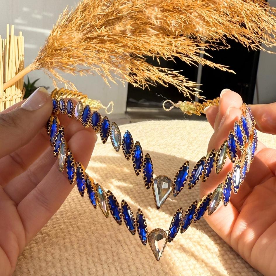Broche de Mariage Bleu Royal et Doré Style V en Cristaux Artisanale