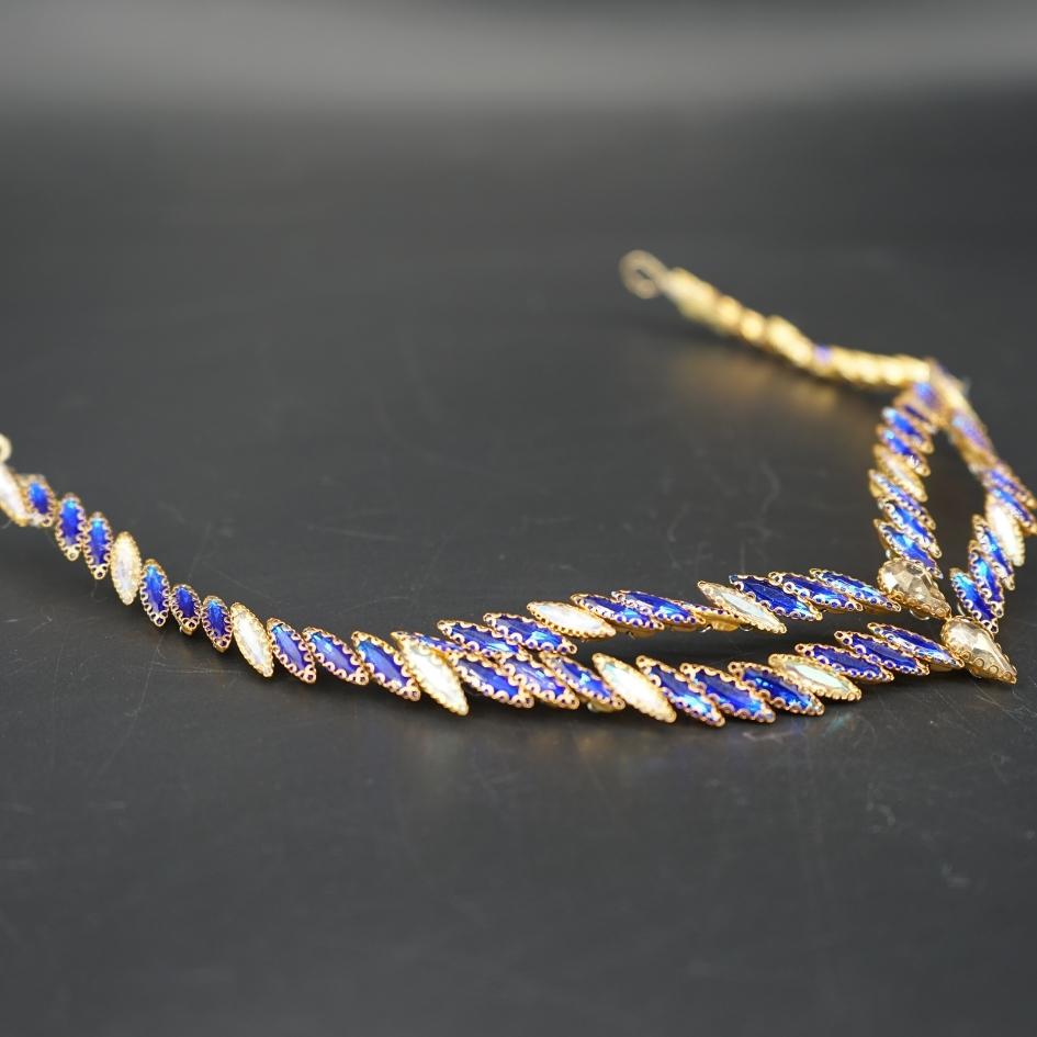 Broche de Mariage Bleu Royal et Doré Style V en Cristaux Artisanale