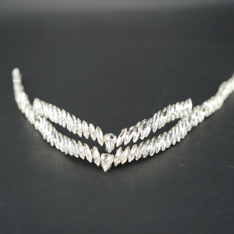 Broche de Mariage Blanche pour Cheveux Style V en Cristaux