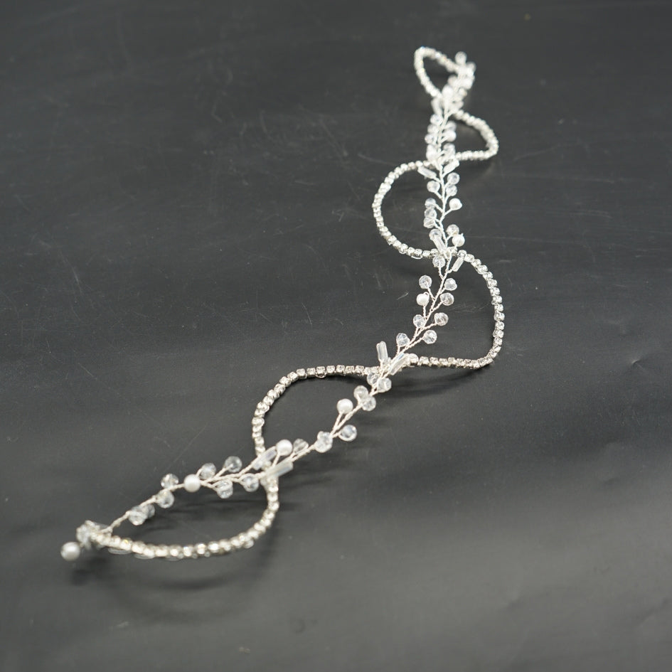 Broche de Mariage Blanche Ondulée en Cristaux et Perles Artisanale