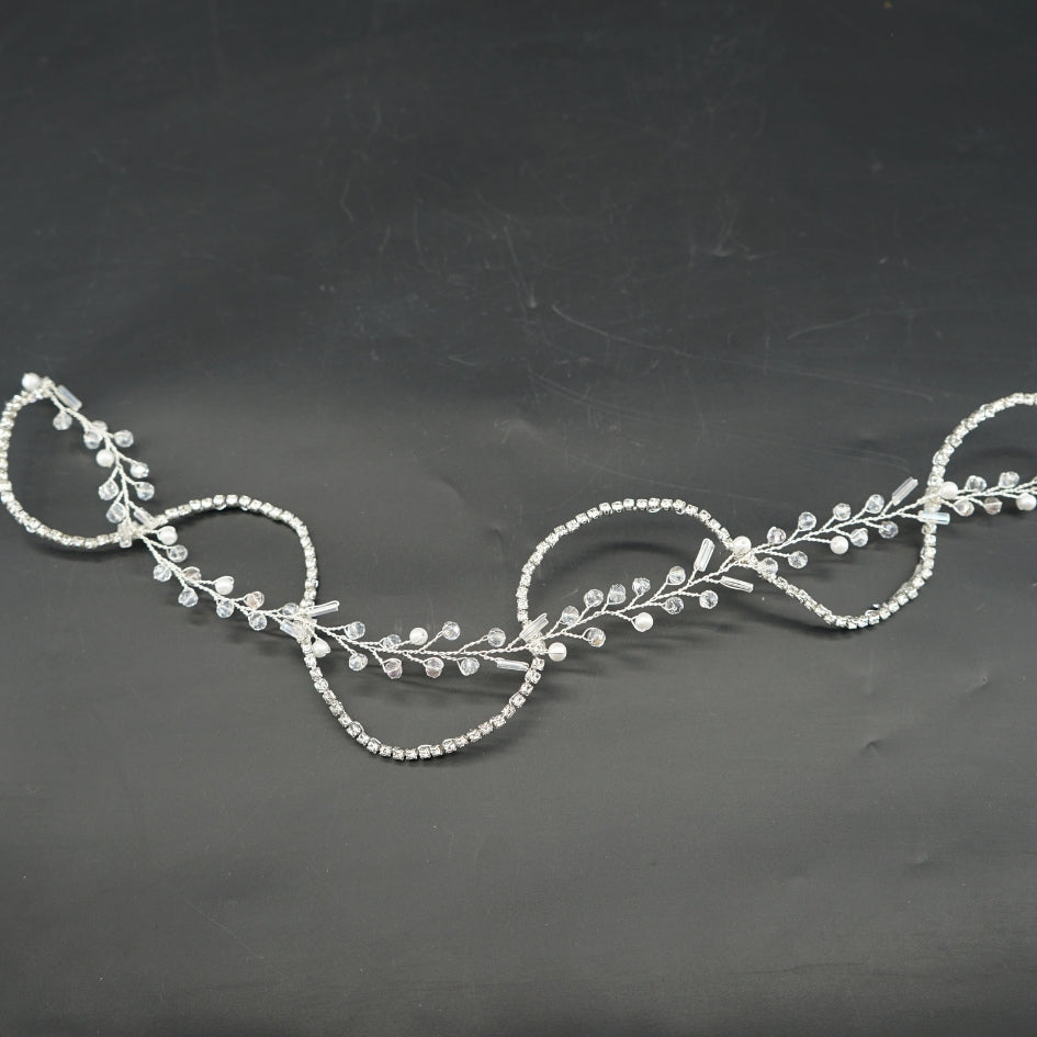 Broche de Mariage Blanche Ondulée en Cristaux et Perles Artisanale