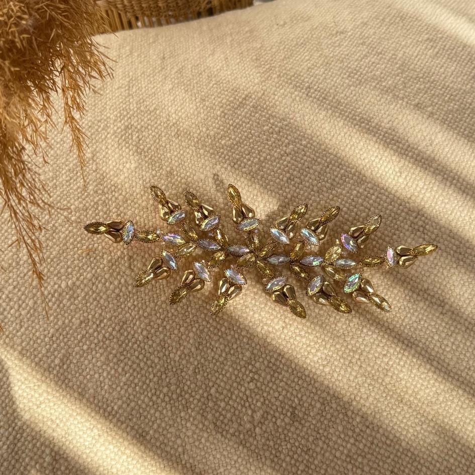 Broche dorée pierres scintillantes