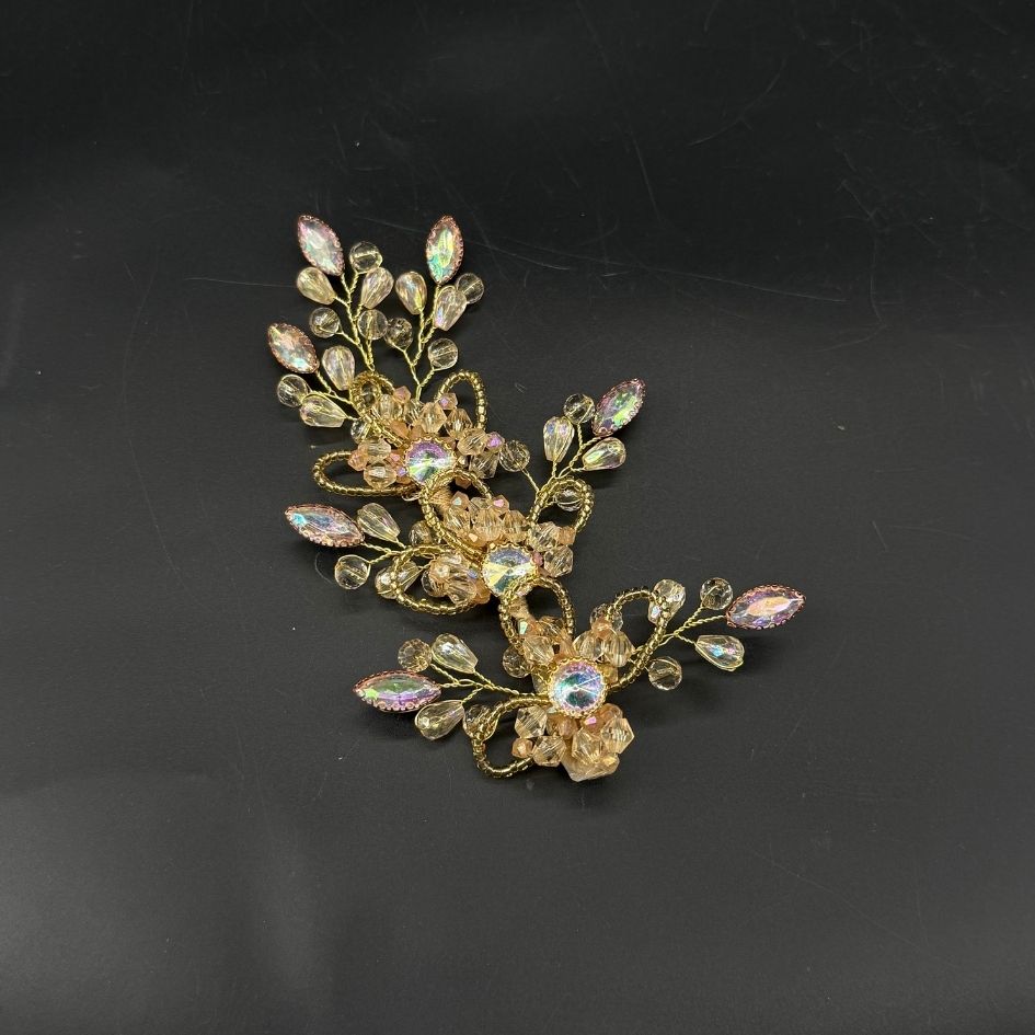 Broche Florale Dorée Cristaux Irisés Élégance Femme