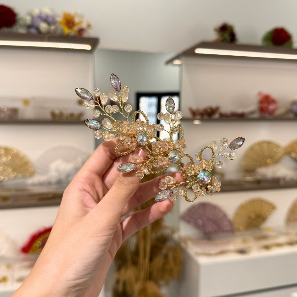 Broche Florale Dorée Cristaux Irisés Élégance Femme