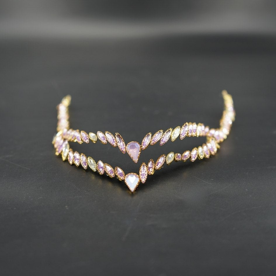 Broche de Mariage Mauve et Dorée Style V en Cristaux Artisanale