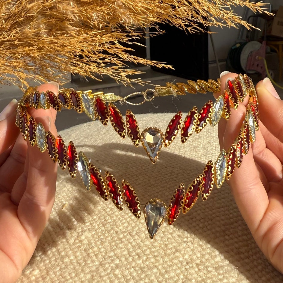 Broche de Mariage Rouge et Dorée Style V en Cristaux Artisanale