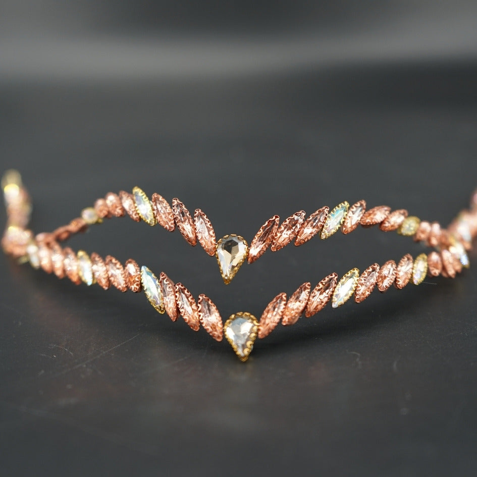 Broche de Mariage Rose Gold Style V en Cristaux Artisanale